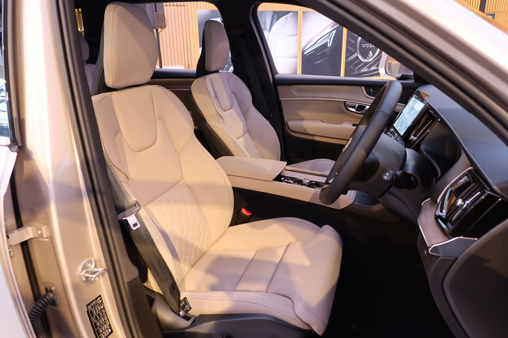 ボルボXC90プラスB5 AWD（フロントシート）
