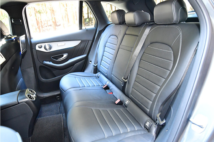 後席は4：2：4の分割可倒式。前席だけでなく後席にもシートヒーターが標準で装備される。