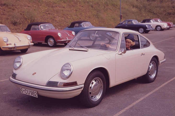 1964年に登場した「ポルシェ911」。ライバルである「ジャガーEタイプ」を超える高価格車となってしまったため、廉価版の4気筒モデル「912」も設定された。