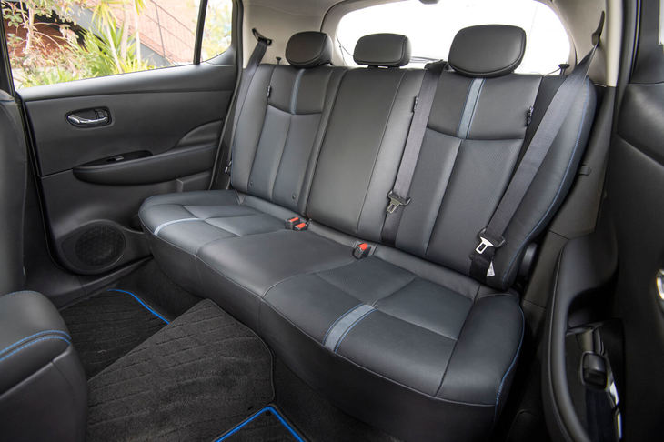 前席と同様、後席も標準車と共通。膝まわりには十分な余裕があった。
