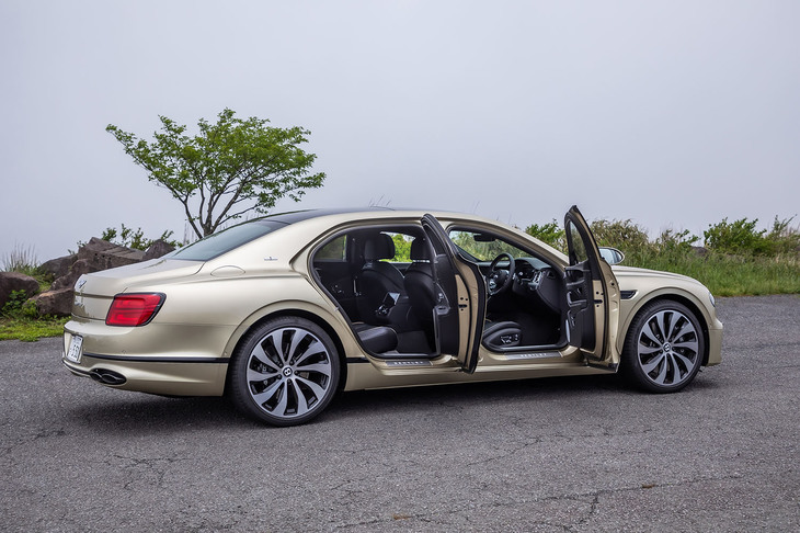 「フライングスパーV8」のボディーサイズは全長×全幅×全高＝5325×1990×1490mm、ホイールベースは3195mm。試乗車は「パティーナ」という新しいオプションカラーをまとっていた。