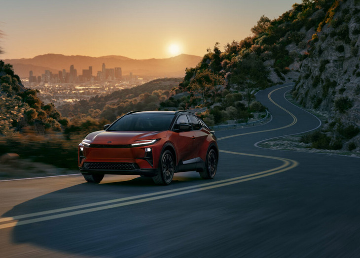 新型「トヨタC-HR」は、米国市場では電気自動車としてラインナップされる。クーペライクなスタイルとダイナミックな走りがセリングポイントで、0-60mph（0-96.6km/h）加速を約5秒でこなす。