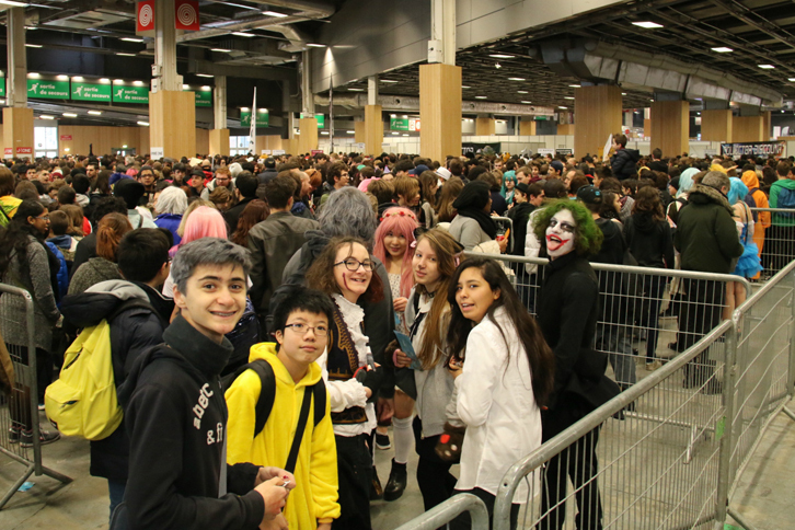 朝、開場のときを待つ青少年たち。