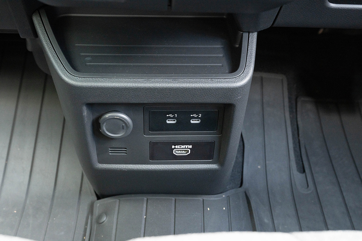 センターコンソールの下部には2つのUSBタイプCポートとHDMIポートが備わっている。