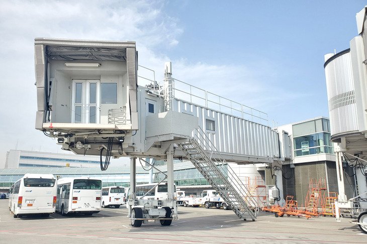 「自動車用自己放射冷却塗装」と同じ性能を持つ放射冷却フィルム「ラディクール」は、すでに建築用途として国内空港のパッセンジャーボーディングブリッジ（写真）やターミナルと駐車場をつなぐ連絡橋において採用済みで、温度上昇を抑制する効果が確認されている。