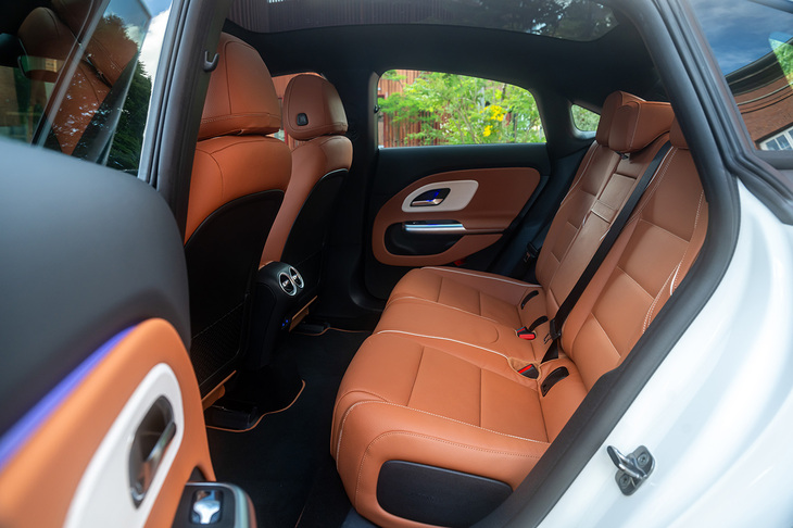 後席はガラスルーフのおかげでヘッドルームは広くなっているが、ショルダールームやレッグルームなどはいずれも縮小。4ドアクーペとして割り切った設計といえるだろう。