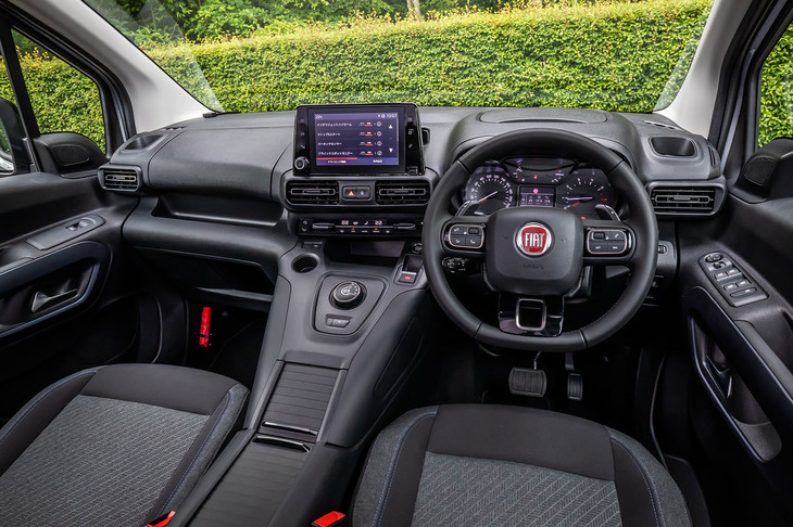 ダッシュボードの基本デザインは「ベルランゴ」と共通。左右独立調整式オートエアコンや、Apple CarPlay／Android Autoに対応した8インチのタッチ式モニター、USBソケットなどが標準で装備される。