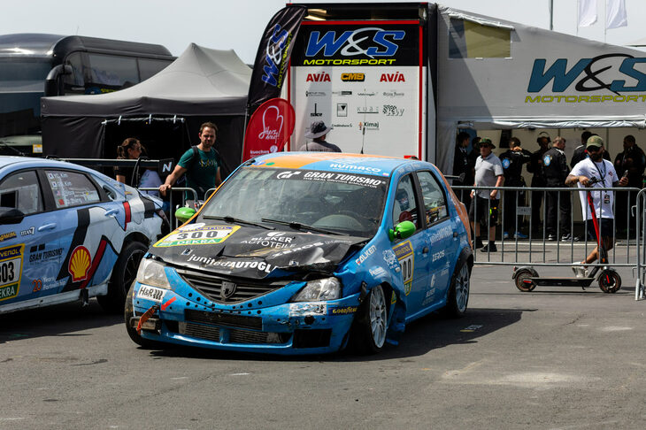 夜間のクラッシュで“ロガン兄さん”は無残な姿に……。