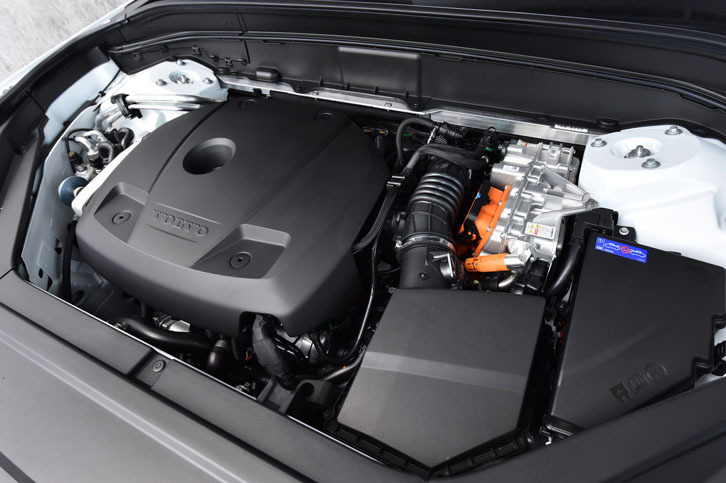スーパーチャージャーとターボチャージャーを装備する2リッター直4エンジン。その傍らには、リア側のモーターとは別に、エンジンのスターターやブースターとしての機能を担うモーターが搭載されている。