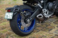 リアの足まわりは、パネル溶接のアルミ鋳造製スイングアームとモノショックの組み合わせ。サスペンションには簡単にプリロード調整ができる、リモート操作機構を採用している。