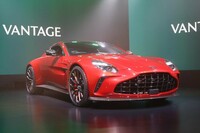 2024年2月にデビューした改良型「アストンマーティン・ヴァンテージ」には4リッターのV8ツインターボエンジンが搭載されているものの、過去に見られたとおり、V12バージョンの追加設定も十分考えられる。