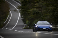 プラグインハイブリッドモデルながら軽量化に腐心した「アルトゥーラ」の車重は、DIN規格で1.5tを切る1498kgに収められている。この数値は「スポーツシリーズ」の「570Sスパイダー」と同等。42：58の前後重量配分も実現している。