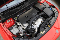 エンジンには、ツインスクロールターボと筒内直接燃料噴射装置、吸気バルブリフトの切り替え機構などを採用。350N・mの最大トルクを1800-4000rpmで発生し続ける、フラットなエンジン特性を実現している。