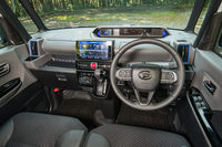 豊富な収納スペースが設けられたインストゥルメントパネルまわり（写真は「X」）。外装色が「マスタードイエローマイカメタリック」「アイスグリーン」「ブルーミングピンクメタリック」の場合、エアコン吹き出し口などにグリーンのアクセントが施される。