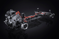 プラグインハイブリッド車「NX450h＋」のパワートレイン。「トヨタRAV4 PHV」のエンジンをハイオク仕様化したものだ。4WDシステムの制御はHVの「NX350h」と基本的に共通で、状況に応じて前後輪の駆動力を100：0から20：80の間で制御する。