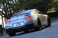 リアまわりでは、新形状のサイドアウトレットが2017年モデルの特徴となる。