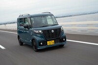 パワーユニットは最高出力52PSの自然吸気エンジンのみの設定で、変速機はスズキの軽商用車では初採用となるCVT。「スペーシア カスタム」よりもベルトの耐久力が強化されている。