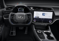 「RZ550e“Fスポーツ”」は左右に150度ずつ回る操縦かんタイプのステアリングを装備。もはやホイールとは呼べない形状だ。