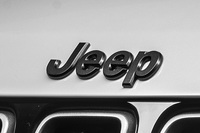 ブラックカラーで仕立てられた「Jeep」エンブレム。