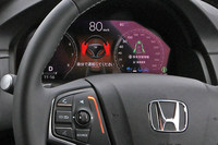 渋滞の解消などで「トラフィックジャムパイロット」機能が終了する際には、メーターパネルやナビ画面の表示で“運転を代わる”ようドライバーに注意を促す。それでもドライバーが反応しなかった場合は異常事態と判断し、自動で減速。場合によっては路肩へ移動し、車両を停車する。