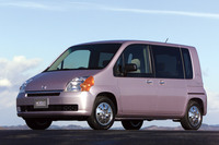 2001年の終わりに登場した「ホンダ・モビリオ」。ボディーの半分以上が窓なのでは？　という強烈な姿で登場し、カーマニアの間で論争を巻き起こした。