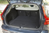 5人乗車時の荷室容量は、先代よりも99リッター増しの529リッター。「アウディA4アバント」（505リッター）をはじめとする“ドイツ御三家”のワゴンをしのぐ。