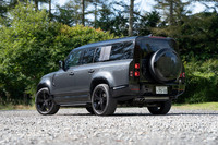 本格クロスカントリーモデルとしては珍しく、アルミ製のモノコックボディーを採用する「ディフェンダー」。その車体剛性は、従来モデルの3倍にまで強化されている。