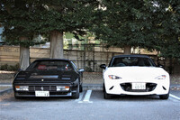 「マツダ・ロードスター990S」（写真右）と、 “黒まむしスッポン丸”ことわが愛車1989年モデルの「フェラーリ328GTS」（写真左）。