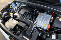 F1での経験で得られたノウハウを注ぎ込んで開発したとうたう「フルハイブリッドE-TECH」は、最高出力94PS、最大トルク148N・mの1.6リッター直4自然吸気ガソリンエンジンに、同49PS、同205N・mの電動モーターと容量1.2kWh（250V）の駆動用バッテリーを組み合わせている。