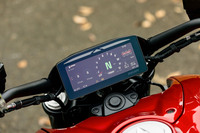 メーターパネルには、携帯端末との連携機能を備えた6.9インチカラーTFTディスプレイを採用。見やすいのはもちろん、プレミアムモデルに見合う質感の高い表示デザインも好印象だった。