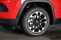 「ロンジチュード」のタイヤサイズは225/60R17。試乗車にはブリヂストンのコンフォートタイヤ「トランザT001」が装着されていた。