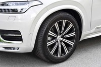 10スポークデザインの20インチアルミホイール。タイヤはコンチネンタルの「コンチスポーツコンタクト5」が組み合わされていた。