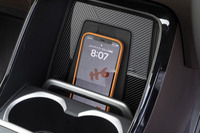 カップホルダーの前方にあるスマートフォンの充電器は固定用のレバー付き。余裕のあるサイズのため、スマートフォンが大型化しても大丈夫。