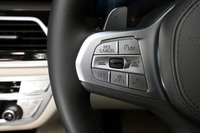 BMWのハンズオフ機能は、高速道路でACC作動中に、ステアリングホイールの「MODE」ボタンを押すと作動する。