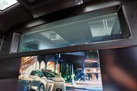 パーティションに備わるウィンドウと、48インチの巨大ディスプレイ。ウィンドウは開閉したりガラスを曇らせたりすることが可能で、これを閉めると前席からの音はほとんど聞こえなくなる。