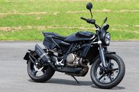 2018年11月のミラノショーで発表され、2019年3月に日本導入がアナウンスされた「スヴァルトピレン701」。オフロードテイストを感じさせるスタイリングのボディーに、693ccの大排気量単気筒エンジンを搭載している。