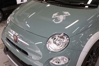 ボンネットにはサソリのマークが添えられる。