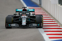 予選Q2でコースをはみ出しタイム抹消、アタック中に赤旗中断となり、残り2分15秒でタイムを出さないとQ3に進出できないピンチに見舞われたメルセデスのルイス・ハミルトン（写真）。それでも残り1秒でギリギリ間に合いQ3に駒を進め、結果、後続を0.563秒も突き放すスーパーラップでポールを取ってしまうのだからさすが。しかしレース目前のスタート練習を指定の場所以外で行ったことで合計10秒のペナルティーを食らい、トップを走行していたものの3位でゴール。ミハエル・シューマッハーの大記録、通算91勝に並ぶかもしれなかったこのレースを不本意な戦績で終えた。チャンピオンシップでのポイントリードはまだ44点もある。（Photo=Mercedes）