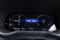 メーターパネルは10インチのフル液晶タイプに変わった。過度な装飾はなく、ブラックの盤面にブルーのアクセントがキラリと光るアルピーヌらしいテイストだ。