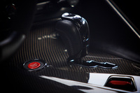 センターコンソールに備わる6段デュアルクラッチ式ATのシフトセレクター。動力性能の向上に伴い、トランスミッションやデファレンシャル、ドライブシャフトなど、ドライブトレインも強化されている。