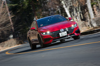 サスペンションは前がマクファーソンストラット、後ろが4リンクで、可変ダンピングシステムの「DCC」が標準装備される。