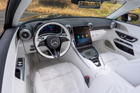 インテリアはダッシュボード以外を白で埋め尽くしたまばゆいばかりの仕立て。多くの部分にナッパレザーが張り巡らされている。