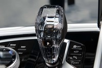 トランスミッションは8段のトルコン式ATを採用。クリスタルガラス製シフトセレクターの握りの内部には「8」のロゴが浮かび上がる。