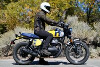 試乗会での配布資料にシート高は記載されていなかったが、調べたところUK仕様で830mmとのことだった。身長175cmの筆者としてはやや高めの印象で、両足を接地させてバイクを支えることはできたものの、その際も若干つま先立ちとなった。