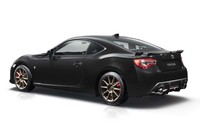 ブラックのボディーカラーにブロンズのアクセントが添えられる「86 GT“ブラックリミテッド”」。MT車とAT車が選べるものの、販売台数はそれぞれ43台ずつ（計86台）に限定されている。