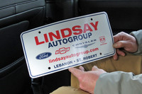 車内をあさっていたら、リアシートからアメリカで売られていたときのものとおぼしき販売店のプレートが出てきた。「この『ラプター』も、いろいろな紆余（うよ）曲折があって日本にきたのだなあ」と、しばし感慨にふける。