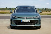 伸び側と縮み側で個別に減衰力を可変できる新しいサスペンションの採用により、先代モデルよりもさらにバランスのとれた乗り味になった。