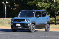 ビッグマイナーチェンジ版「スズキ・クロスビー」が発売されたのは2025年10月2日のこと。今回の試乗車は最上級グレード「ハイブリッドMZ」のFF車（233万5300円）。