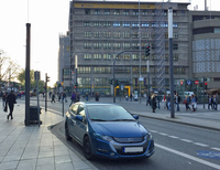 エッセン駅前郵便局をバックに。動画には登場しないが、ドイツでは珍しい「ホンダ・インサイト」がたたずむ。