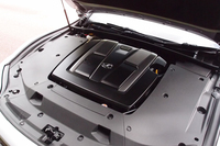 「レクサスLS500」に搭載される、3.5リッターV6ツインターボエンジン。10段ATが組み合わされる。